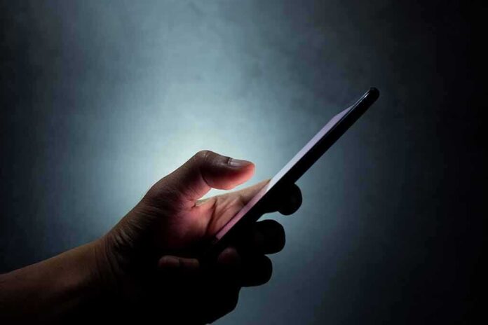 1431658976 featured image Wrong Number Scams Increasingly Target Mobile Device Users